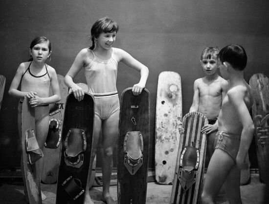 CHILDREN WATER SKIING