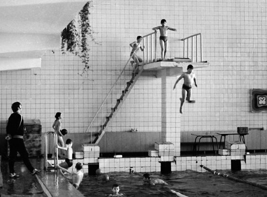 CHILDREN SWIMMING POOL WATER SKI CLUB