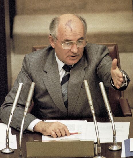 GORBACHEV MEETING TALK HAND GESTURE 