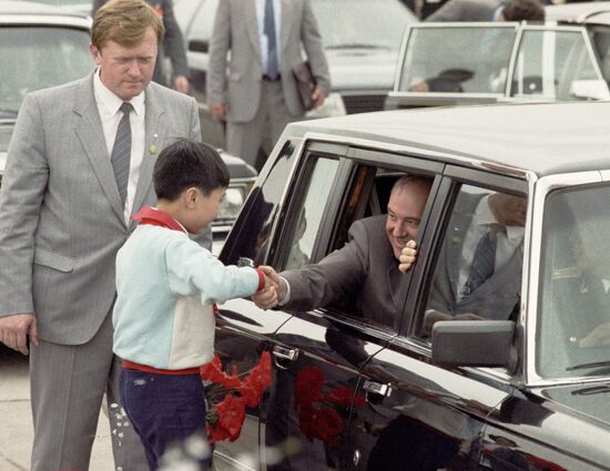SHANGHAI AIRPORT GORBACHEV GREETING SCHOOL STUDENT