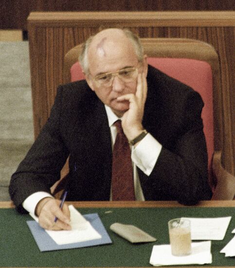 GORBACHEV PRESIDIUM CONGRESS