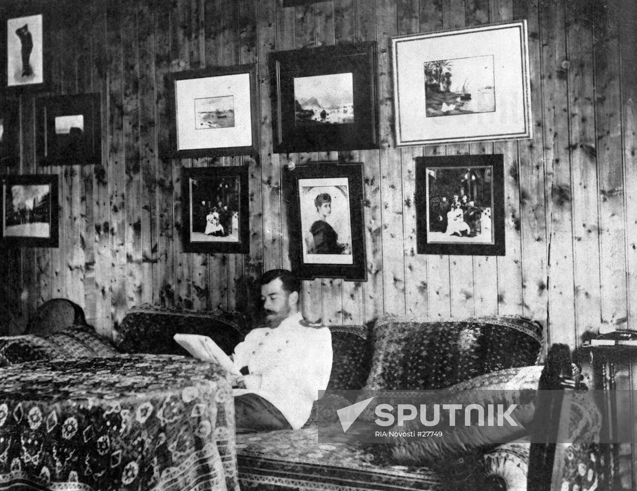 NICHOLAS II SOFA ROOM