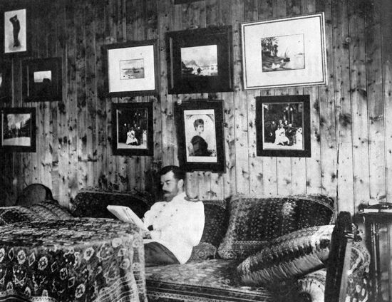 NICHOLAS II SOFA ROOM 
