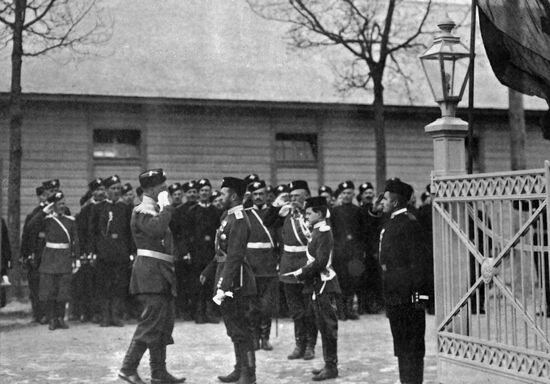 NICHOLAS II GRAND DUKE DMITRY PAVLOVICH SALUTING 