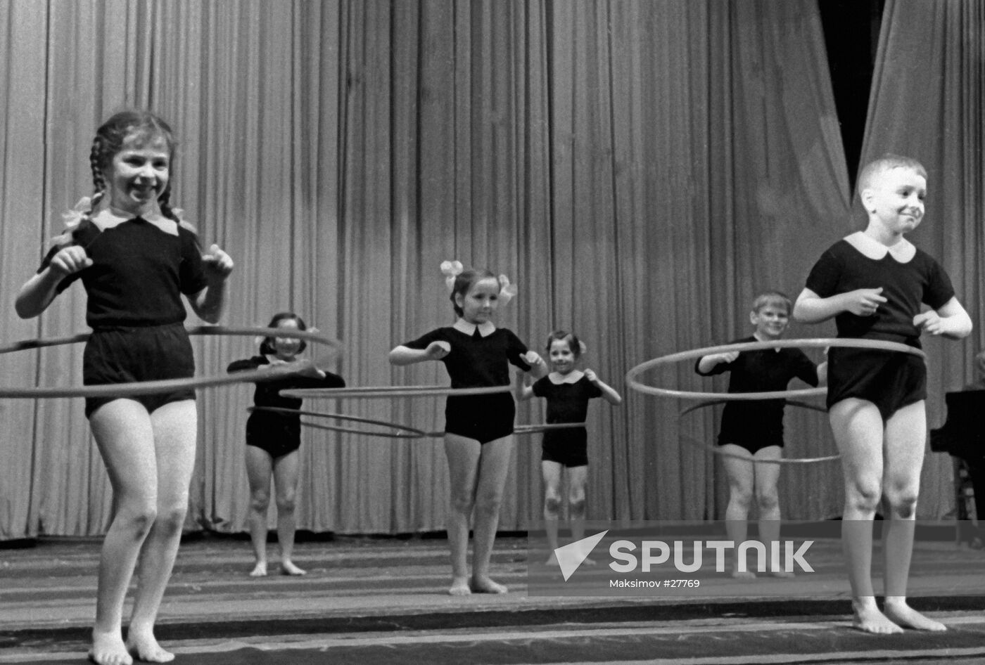 SCHOOLCHILDREN GYMNASTICS HULA HOOP 