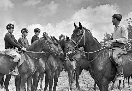 NOVIKOV PUPILS SCHOOL PENTATHLON HORSES 