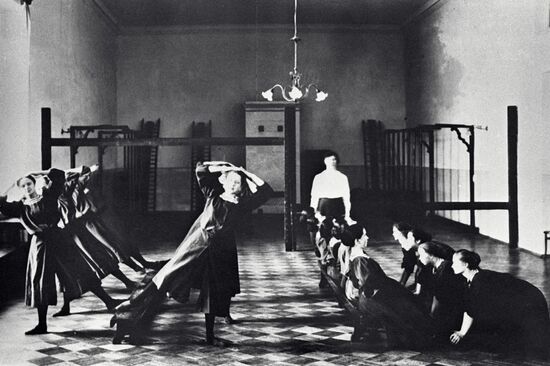 SMOLNY INSTITUTE INMATES LESSONS