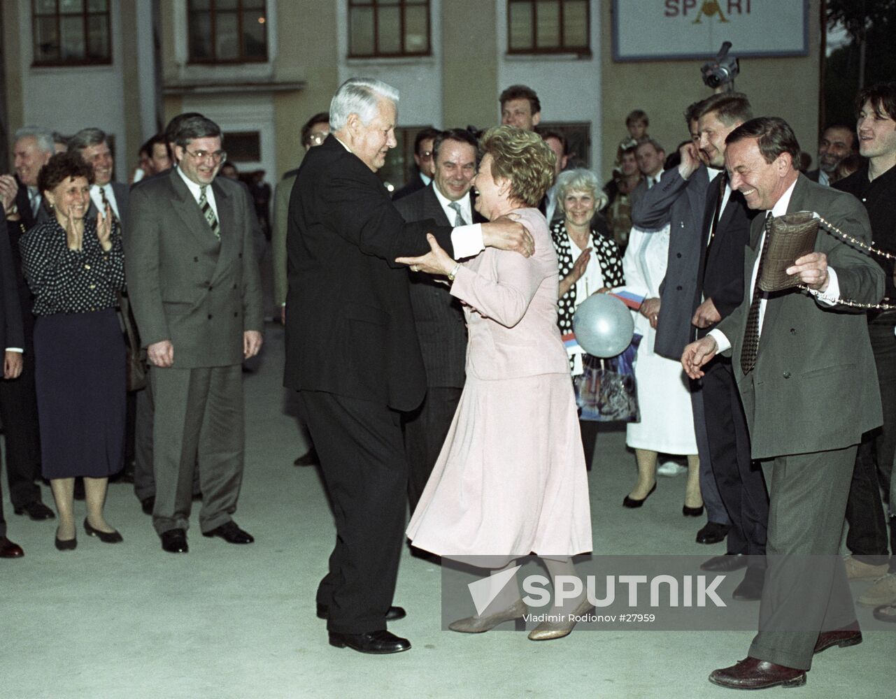 YELTSIN WIFE DANCE MEETING NOVOSIBIRSK