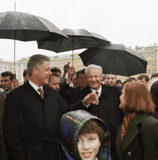 CLINTON YELTSIN UMBRELLAS STROLL KREMLIN