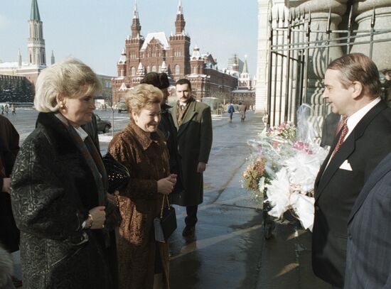 YELTSINA HANNELORE KOHL MOSCOW STROLL