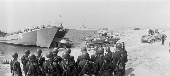 MARINES AMPHIBIOUS TANKS SHIP LANDING  