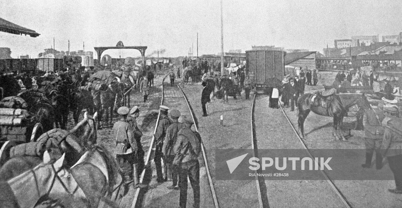 STATION WARSAW SOLDIERS UNLOADING ARTILLERY SHELLS 