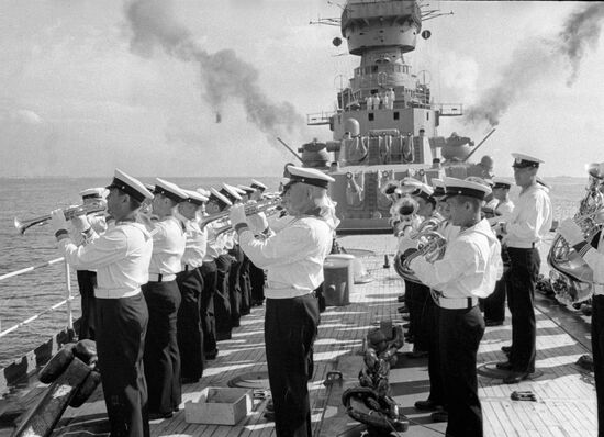 ORCHESTRA CRUISER SALUTE GUNS 