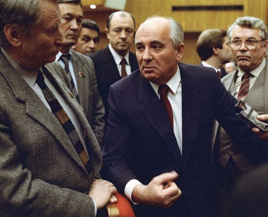 GORBACHEV CONGRESS OF PEOPLE'S DEPUTIES DELEGATES