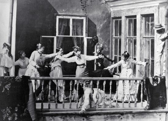 ARTISTIC PHOTO 'PLAYING BLINDMAN'S BLUFF'
