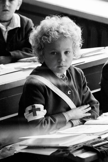 FIRST-GRADER NURSE SCHOOL