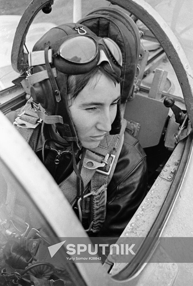 WOMAN PILOT CABIN AIRCRAFT
