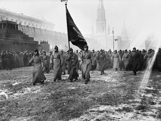 PARADE RED SQUARE
