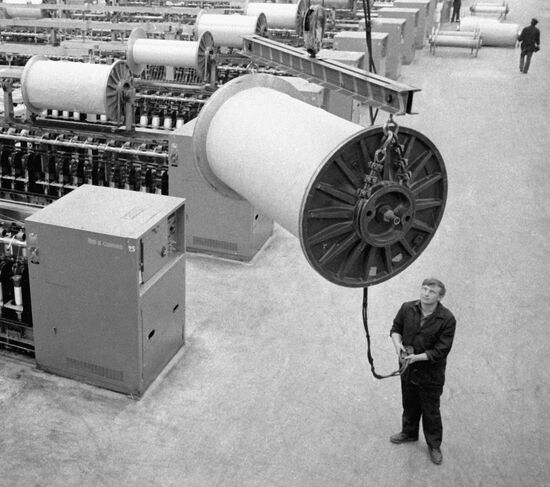FACTORY EMPLOYEE BOBBIN SYNTHETIC FIBER