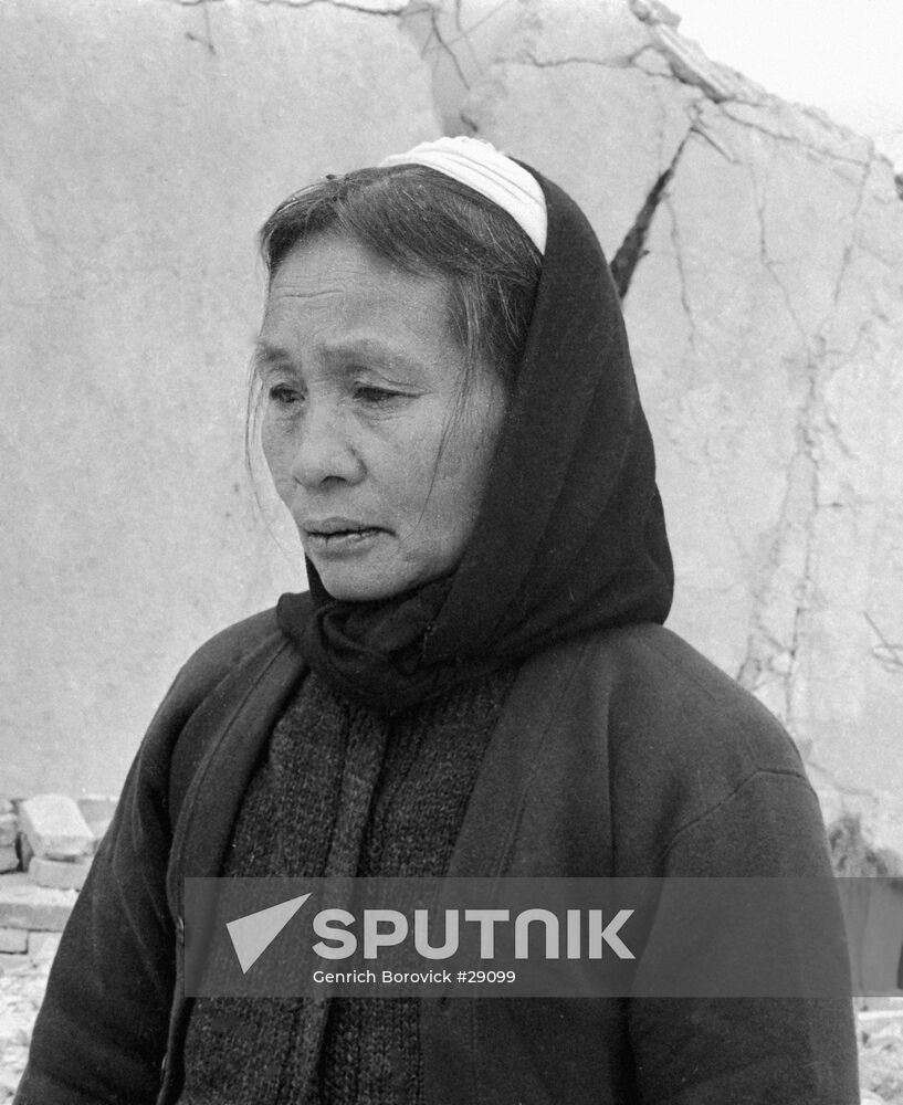 VIETNAM WAR WOMAN WHITE FRONTLET MOURNING