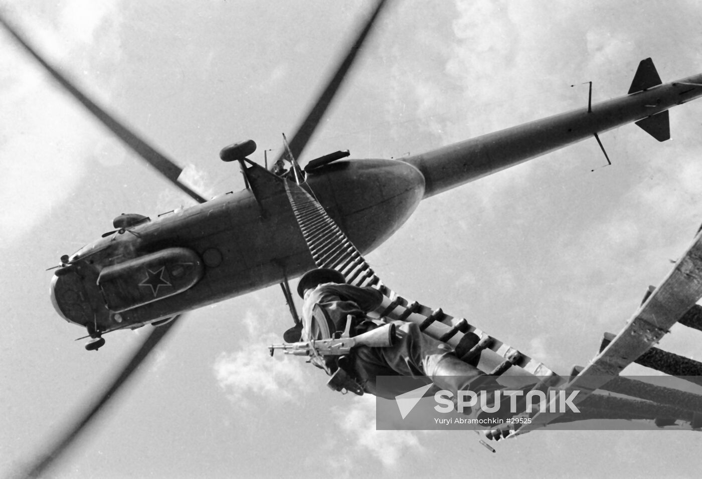 SOLDIER HELICOPTER ROPE-LADDER