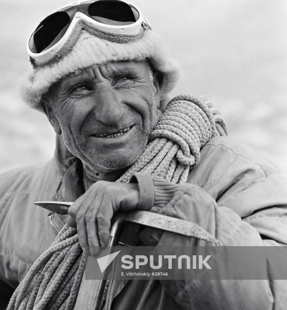 MOUNTAIN CLIMBER TSIKLAURI ICE AXE
