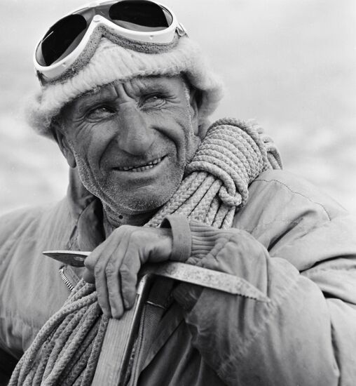 MOUNTAIN CLIMBER TSIKLAURI ICE AXE