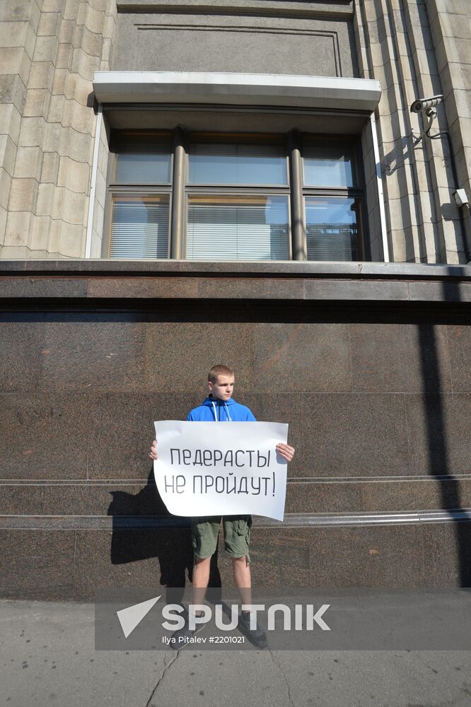 Single pickets outside State Duma building