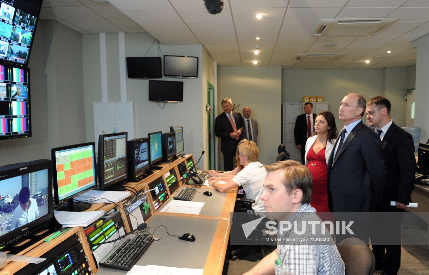 Vladimir Putin visits Russia Today television channel