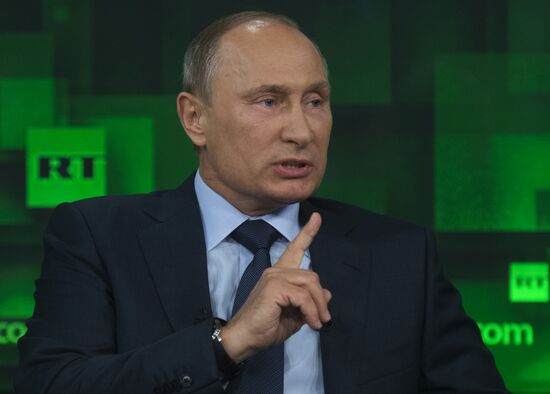 Vladimir Putin visits Russia Today television channel