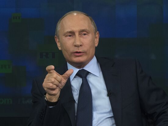 Vladimir Putin visits Russia Today television channel
