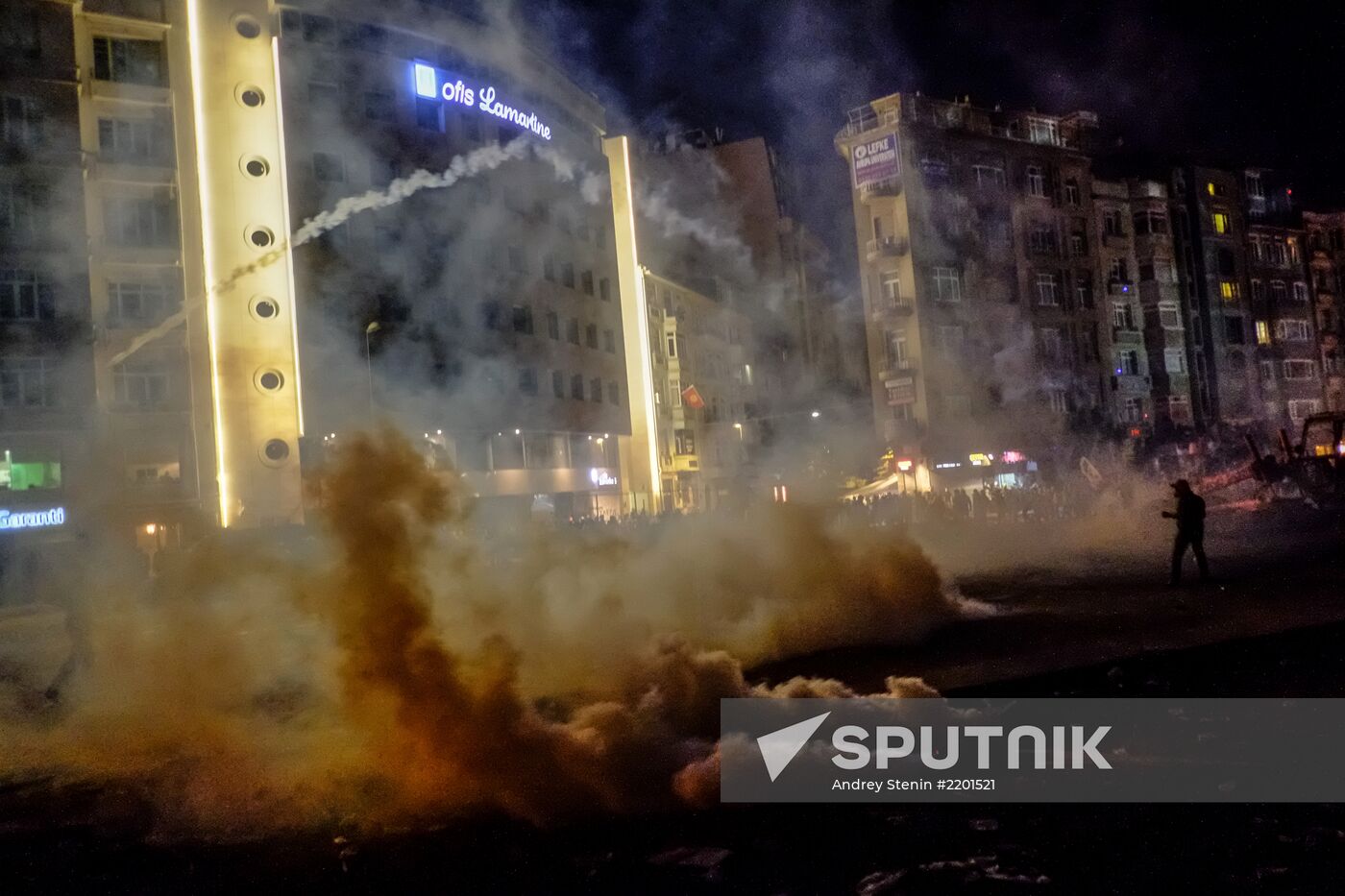 Protesters clash with police in Turkey