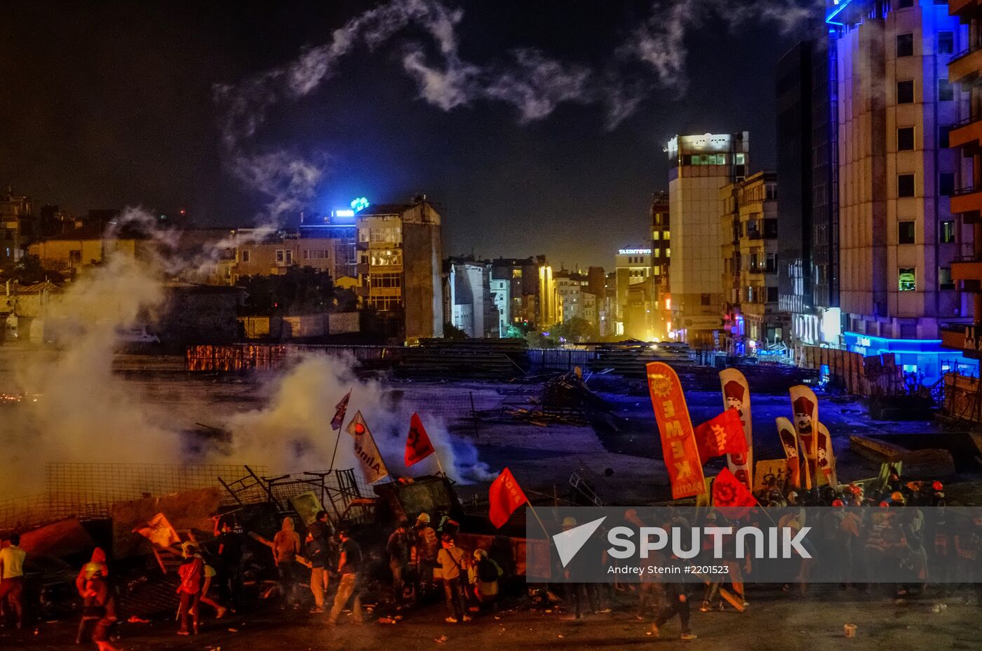 Protesters clash with police in Turkey