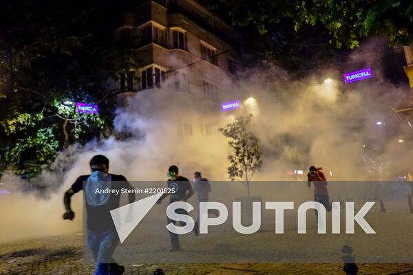 Protesters clash with police in Turkey