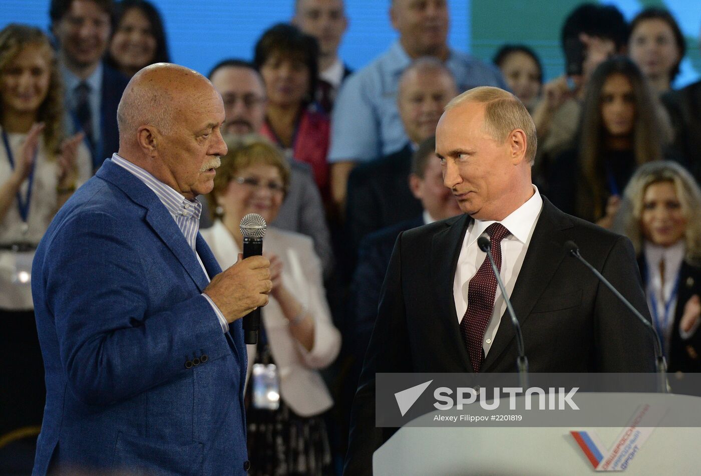 Putin takes part in founding congress of Russian Popular Front