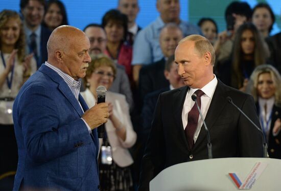Putin takes part in founding congress of Russian Popular Front