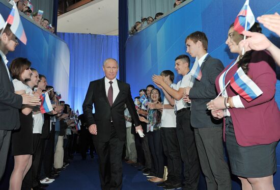 Putin takes part in founding congress of Russian Popular Front