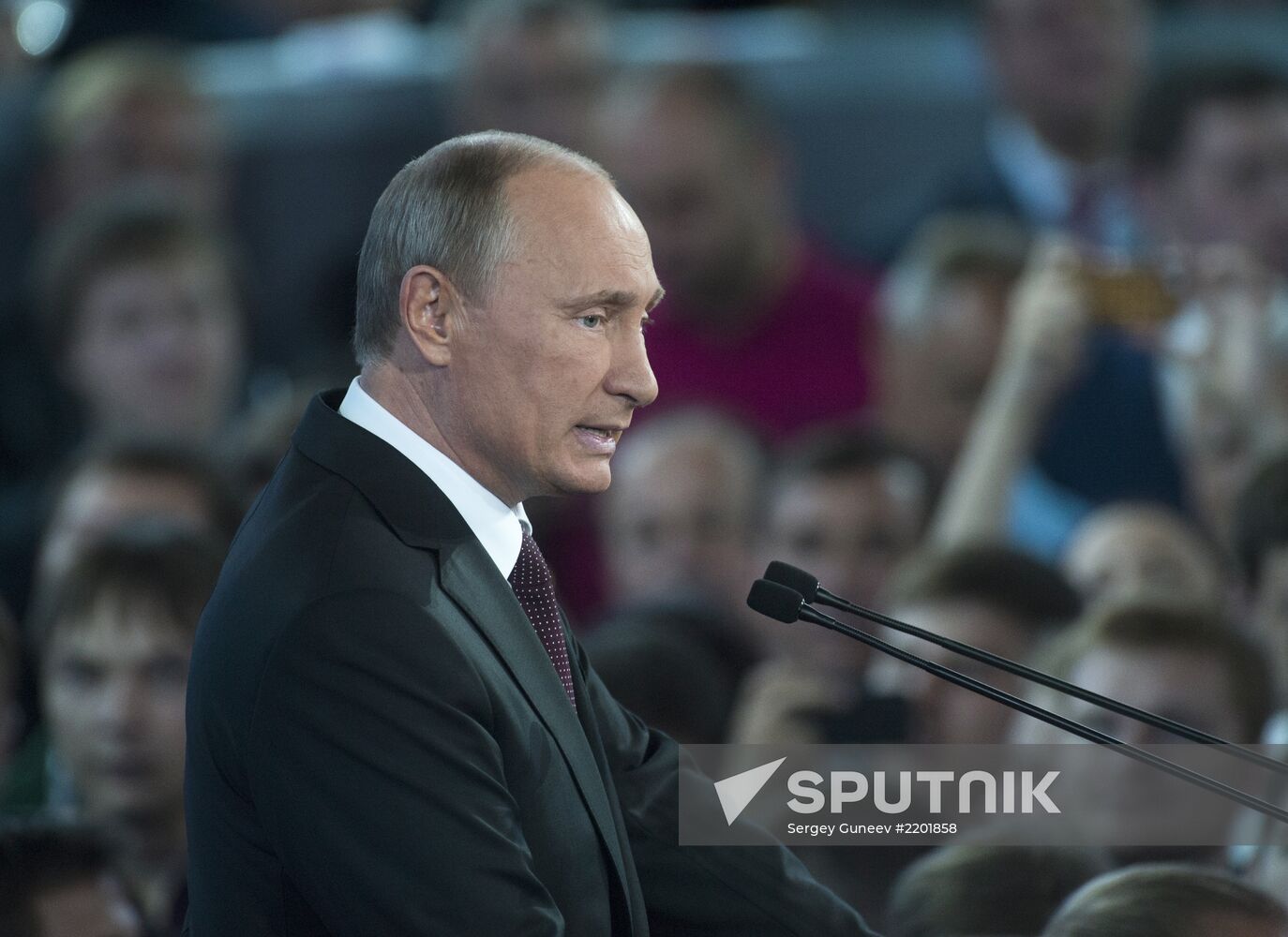 Putin takes part in founding congress of Russian Popular Front