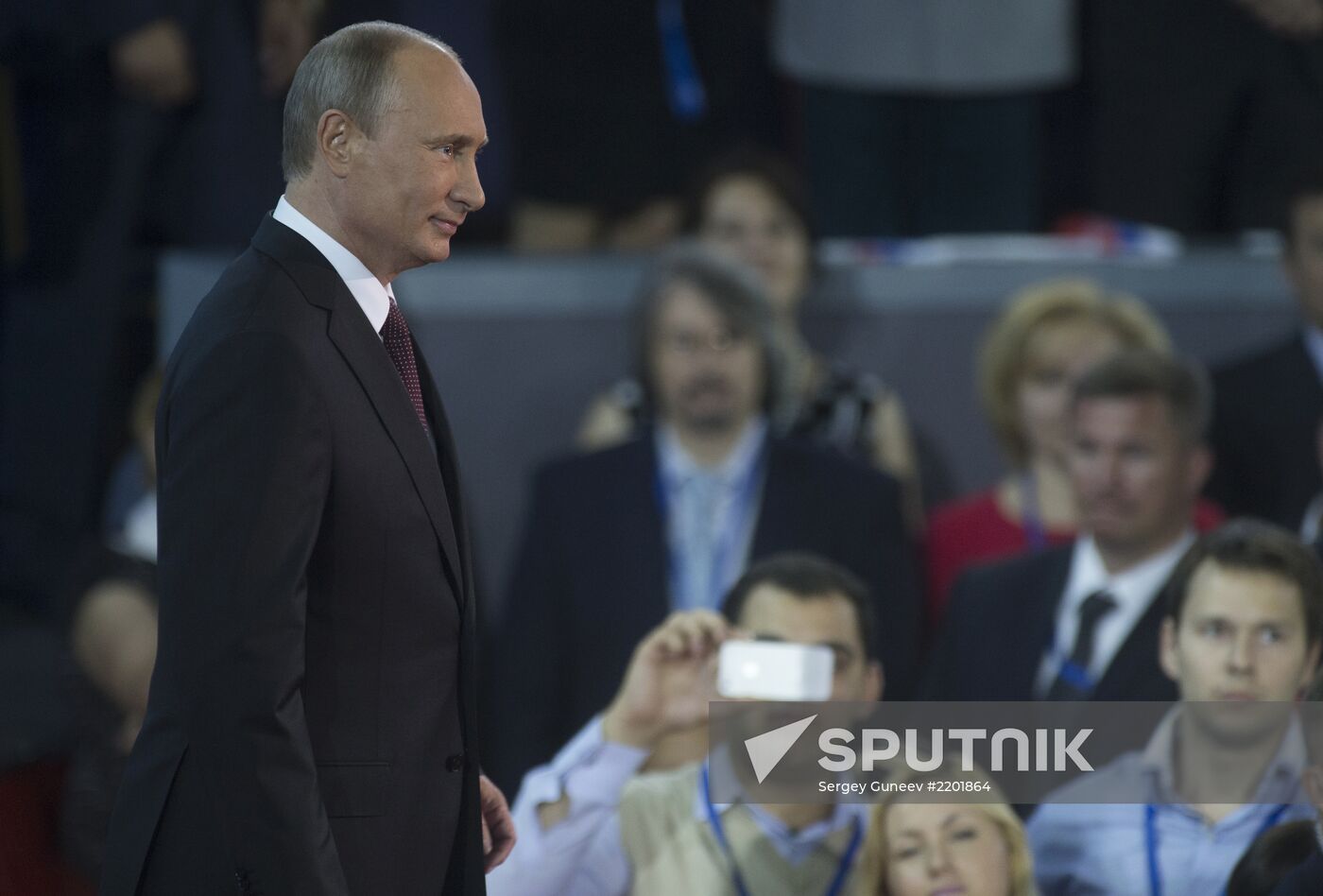 Putin takes part in founding congress of Russian Popular Front