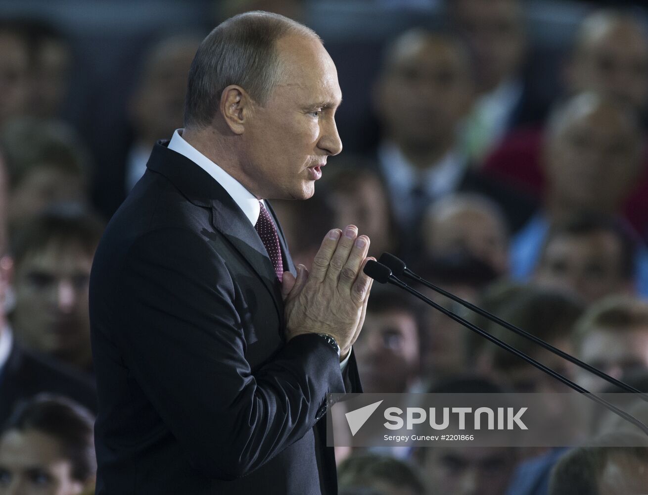 Putin takes part in founding congress of Russian Popular Front