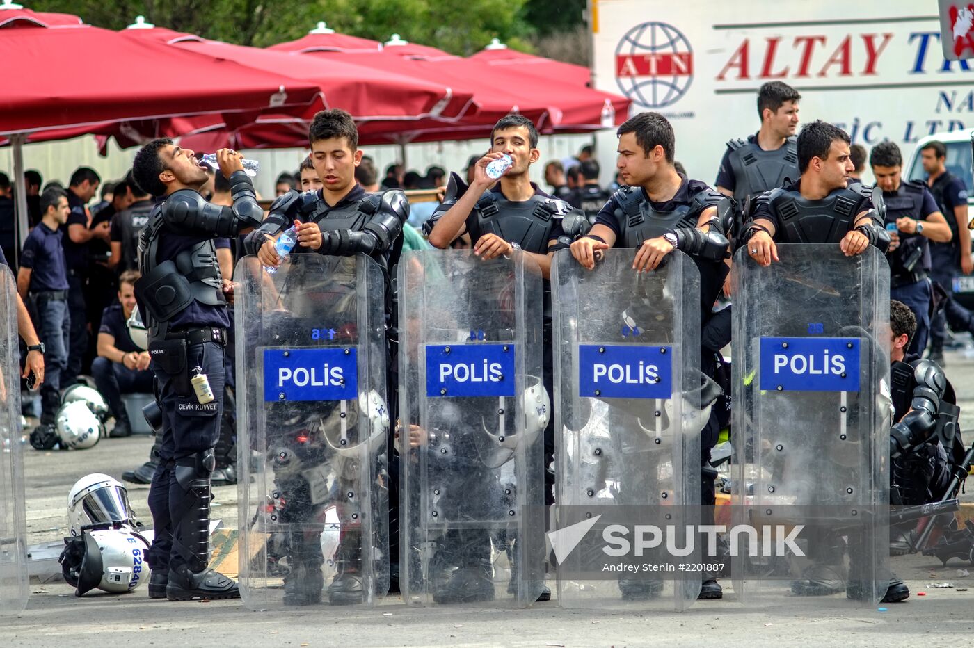 Protesters clash with police in Turkey