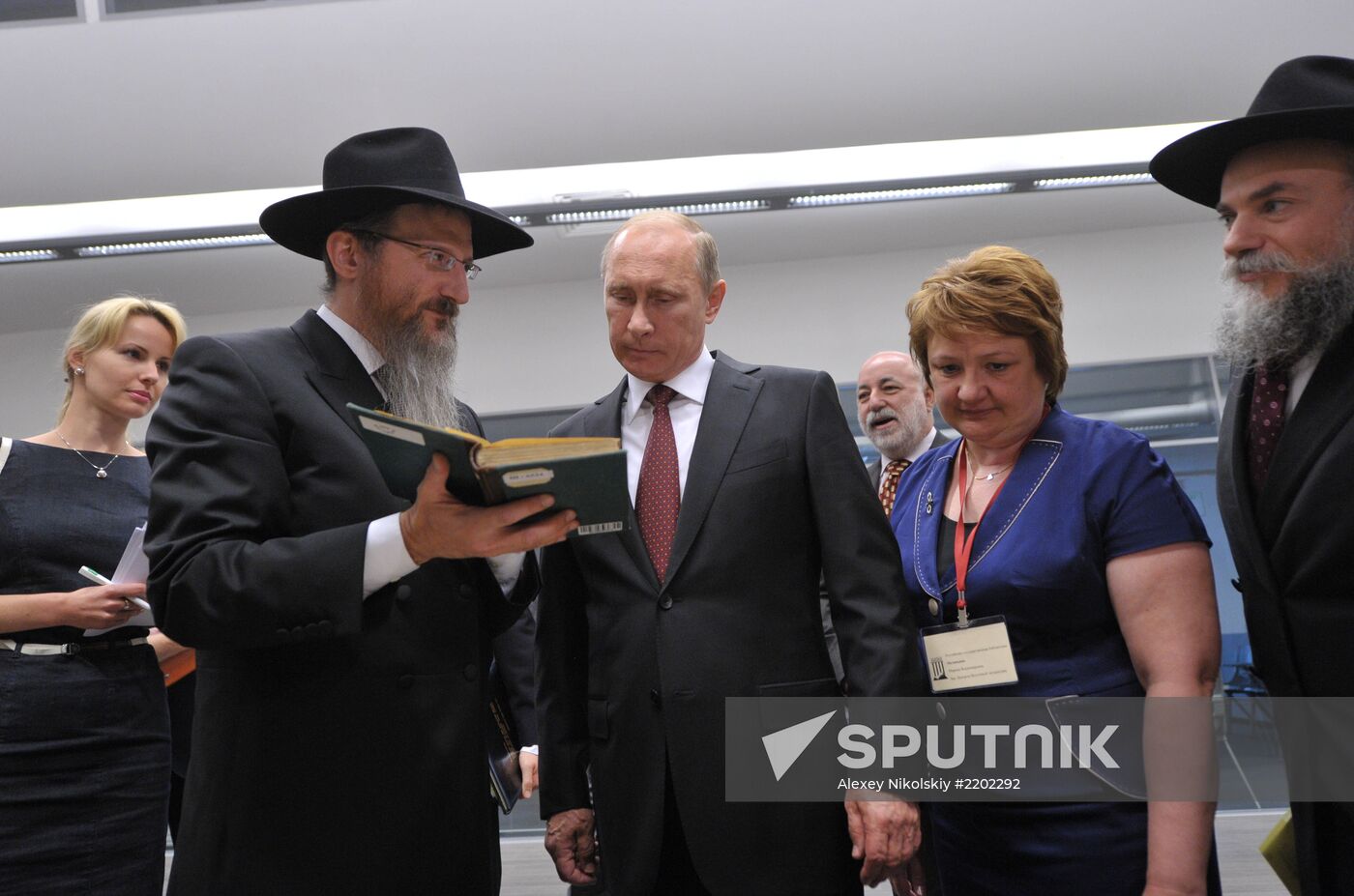 Vladimir Putin visits Jewish Museum and Tolerance Center