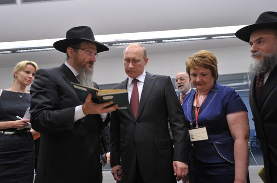 Vladimir Putin visits Jewish Museum and Tolerance Center
