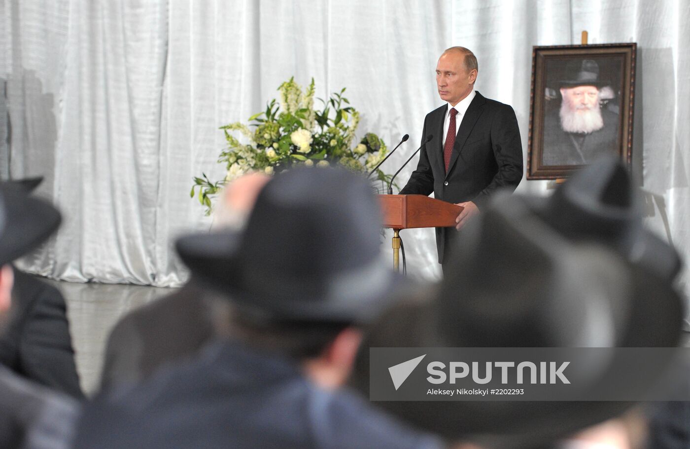 Vladimir Putin visits Jewish Museum and Tolerance Center