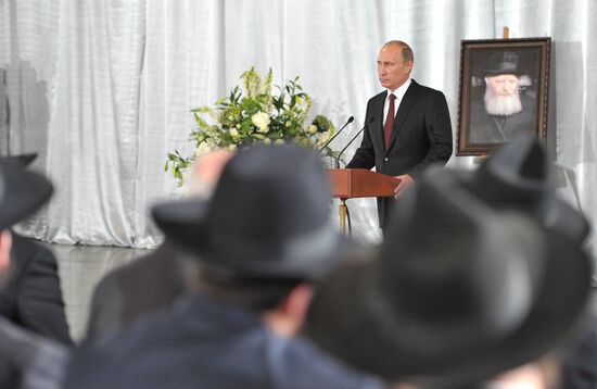 Vladimir Putin visits Jewish Museum and Tolerance Center