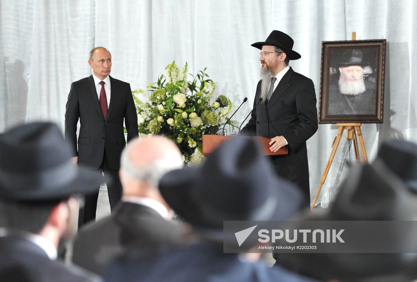 Vladimir Putin visits Jewish Museum and Tolerance Center