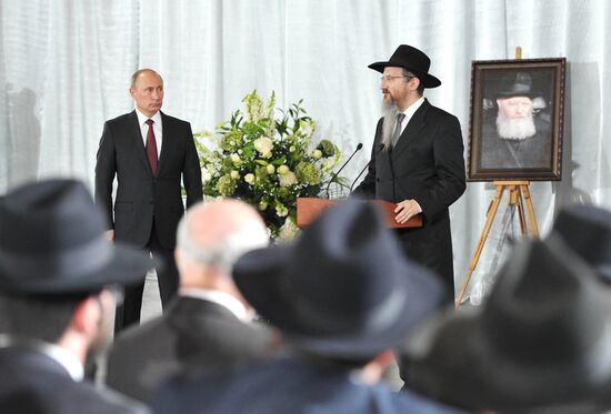 Vladimir Putin visits Jewish Museum and Tolerance Center
