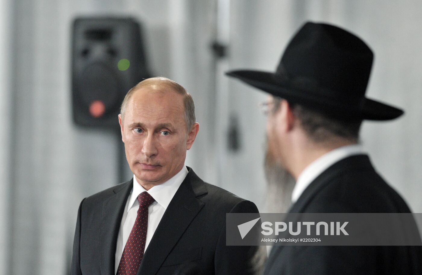 Vladimir Putin visits Jewish Museum and Tolerance Center