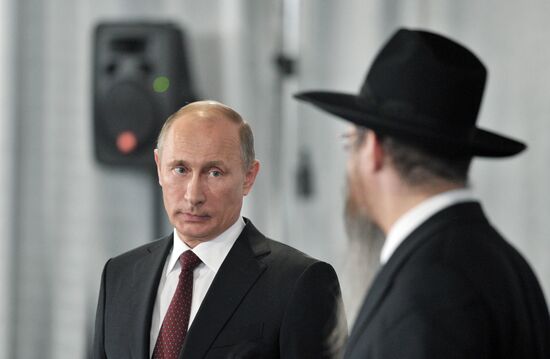 Vladimir Putin visits Jewish Museum and Tolerance Center