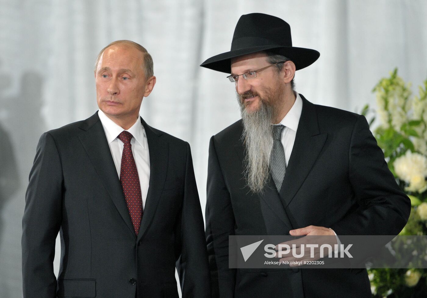 Vladimir Putin visits Jewish Museum and Tolerance Center
